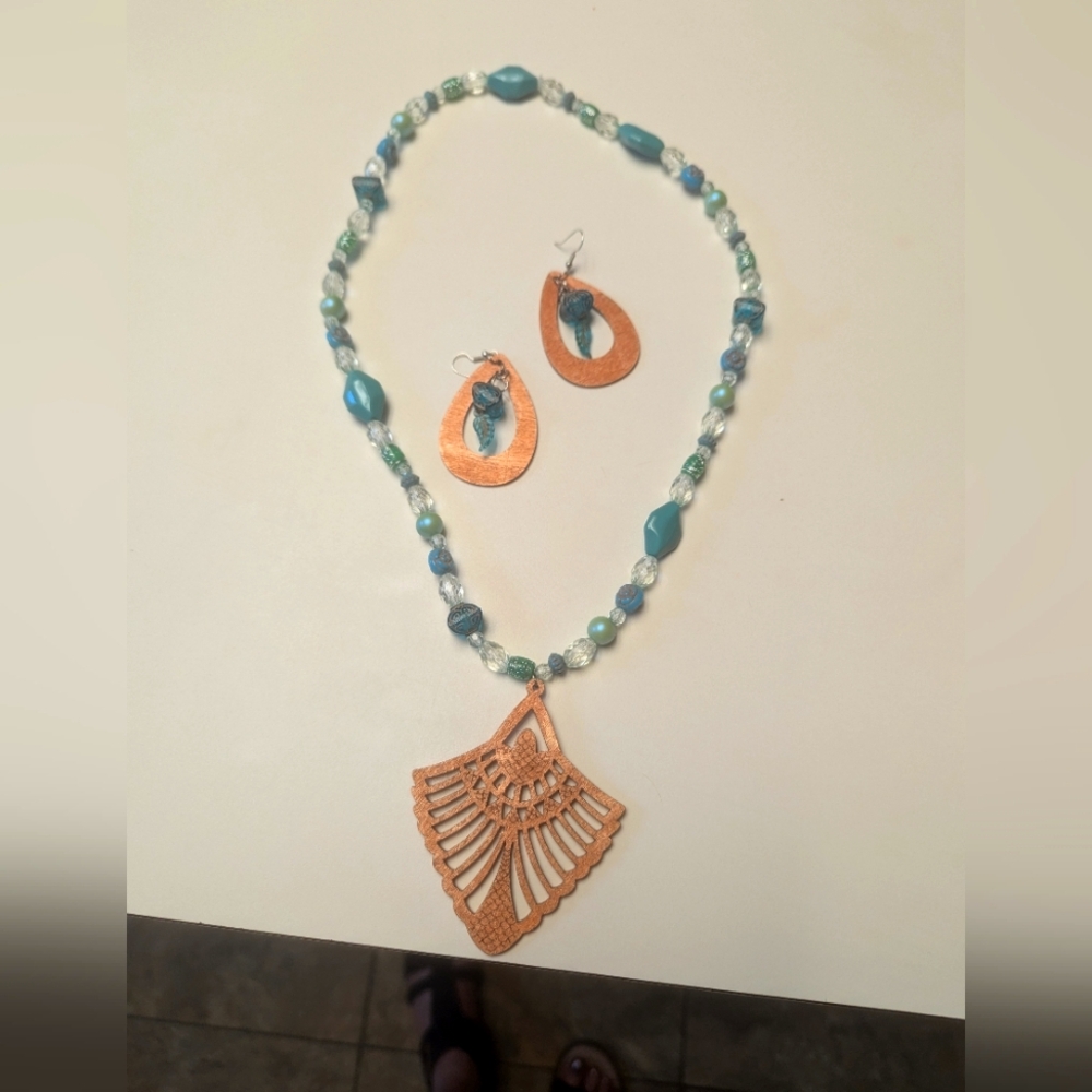 Necklace and earrings set.